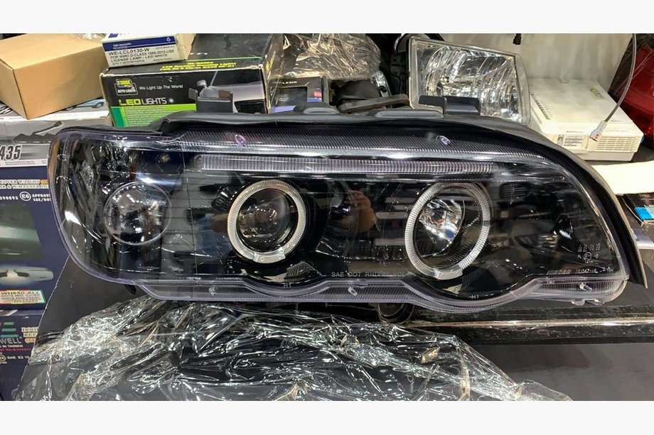 BMW X5 E53 1999–2006 Predné svetlomety (2 ks, tmavé) Image