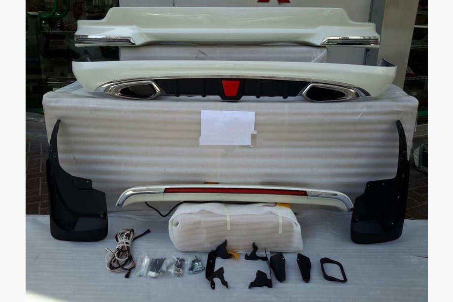 Toyota Land Cruiser 200 2007–2021 Sada bodykitu 2012-2015 (LC15) Biela farba Fotografia 2