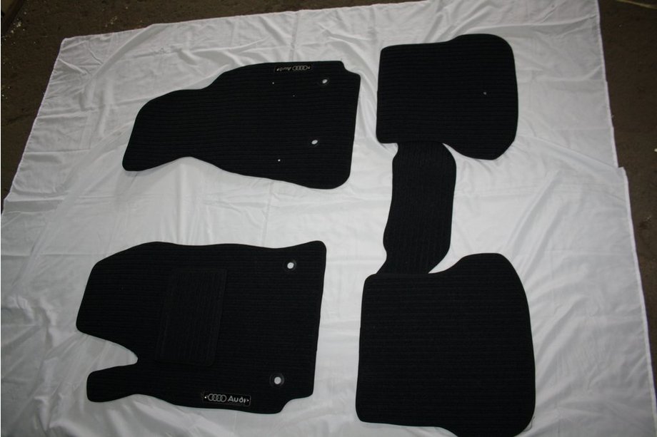 Audi Q7 2005–2015 Textilné koberčeky do interiéru (Corona) Image