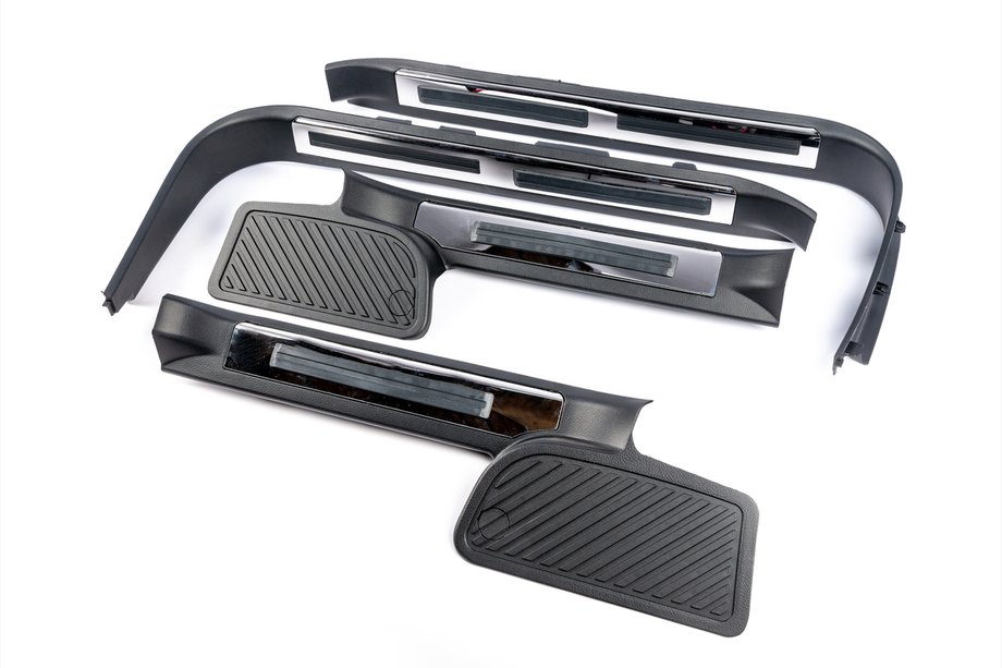 Toyota Land Cruiser 200 2007–2021 Plastové kryty prahov s osvetlením (čierne) Image