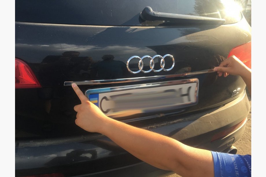 Audi Q7 2005–2015 Chrómová lišta nad ŠPZ Carmos (nerez) Image