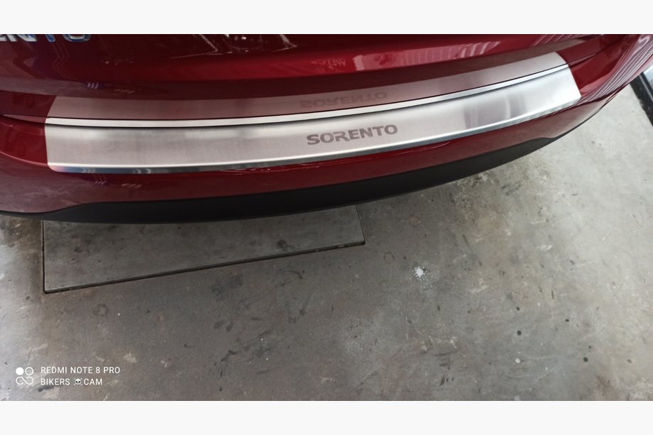 Kia Sorento II XM 2009–2014 Nerezová lišta na zadný nárazník s ohybom Nataniko (nerez) Image