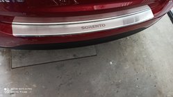 Kia Sorento II XM 2009–2014 Nerezová lišta na zadný nárazník s ohybom Nataniko (nerez) fotografia 1