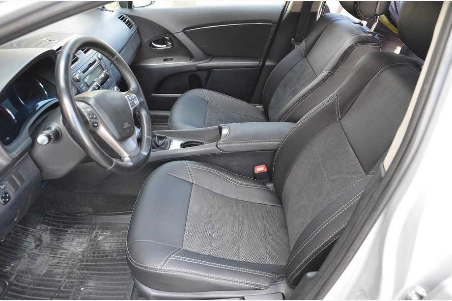 Toyota Avensis 2009–2018 Poťahy na autosedadlá (koženka → náhrada Alcantary) Image