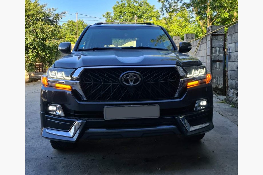 Toyota Land Cruiser 200 2007–2021 Sada body kitu 2016↗ (TRD 2021) Biela farba Fotografia 3
