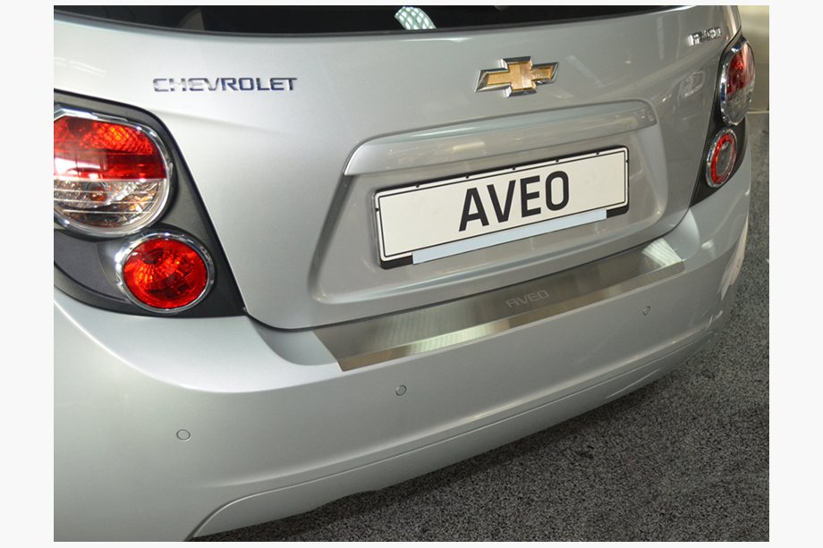 Chevrolet Aveo T300 2011–2020 Nerezová lišta na zadný nárazník s ohybom Nataniko (nerez) Len pre hatchback Image