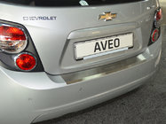 Chevrolet Aveo T300 2011–2020 Nerezová lišta na zadný nárazník s ohybom Nataniko (nerez) Len pre hatchback fotografia 1
