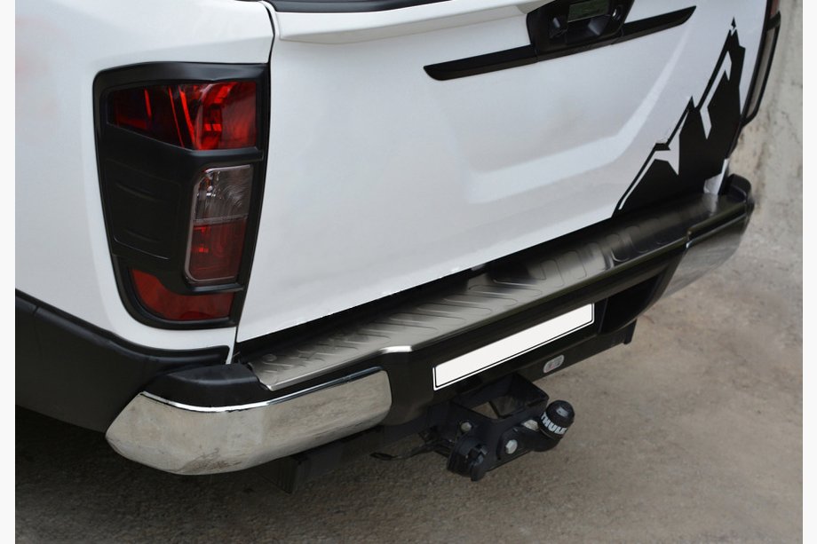 Nissan Navara/NP300 2016– Nerezová lišta na zadný nárazník Image