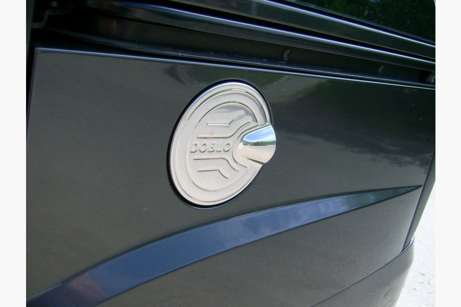 Fiat Doblo I 2005–2010 Nerezový kryt dvierok palivovej nádrže Image