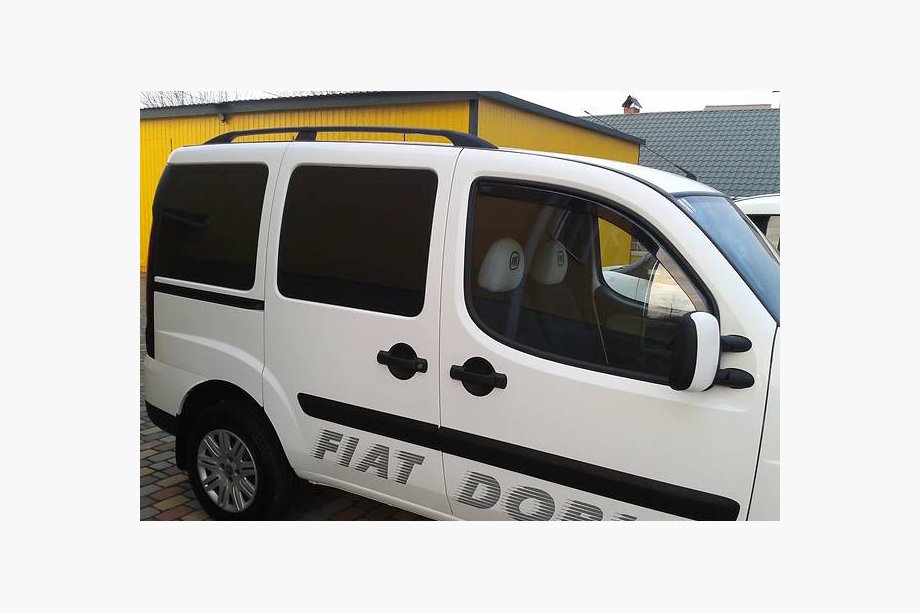 Fiat Doblo I 2001–2005 Čierne strešné lyžiny Kovové montážne nohy Fotografia 3