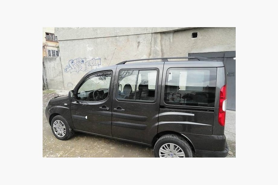 Fiat Doblo I 2001–2005 Čierne strešné lyžiny Kovové montážne nohy Fotografia 2