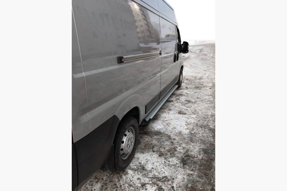 Fiat Ducato 2006–2025 Bočné nášľapy Allmond Grey (2 ks, hliník) Stredný rázvor Fotografia 11