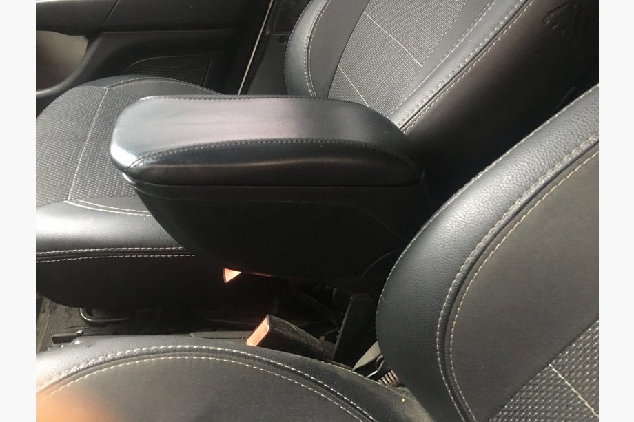 Fiat Doblo I 2005–2010 Lakťová opierka (do koľajnice sedadla) Image