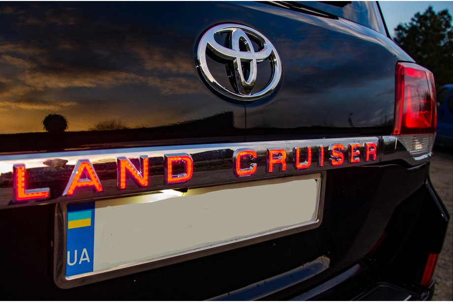 Toyota Land Cruiser 200 2007–2021 LED lišta nad ŠPZ (2016+) Image