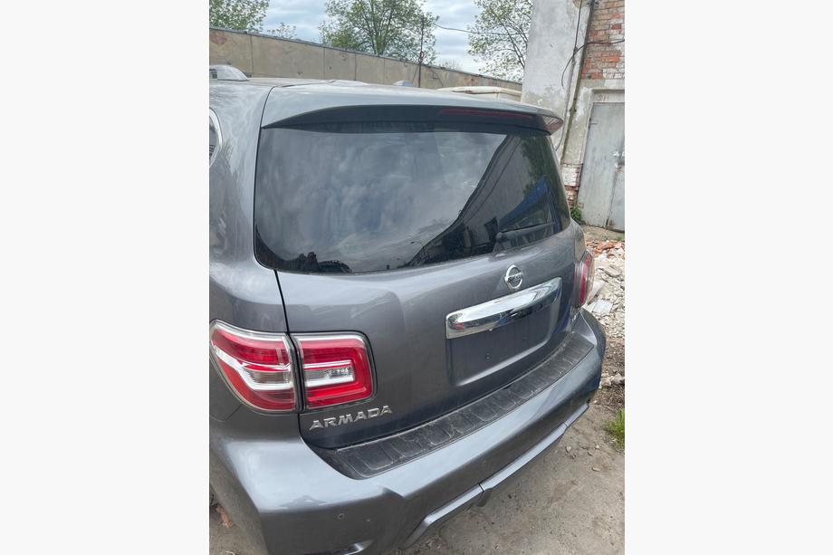 Nissan Armada 2016–2024 Veko batožinového priestoru (originál, rok 2019) Fotografia 1