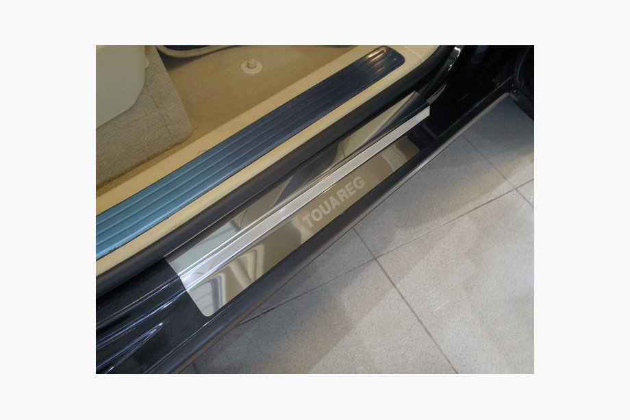 Volkswagen Touareg 2002–2010 Nerezové kryty prahov Nataniko (4 ks) Štandard – lepiaca páska Lohmann, 0,5 mm Image