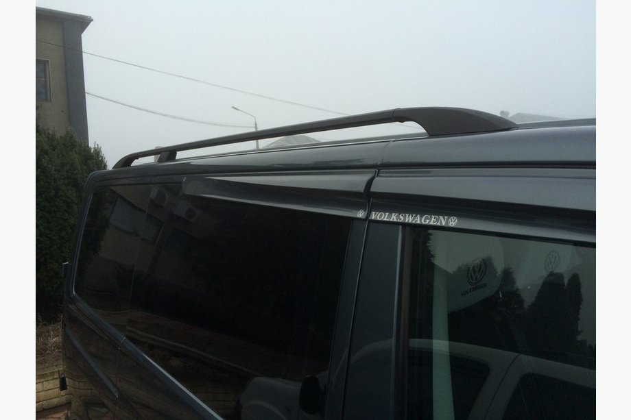 Volkswagen T5 2010–2015 Čierne strešné lyžiny Dlhý rázvor, plastové pätky Fotografia 3
