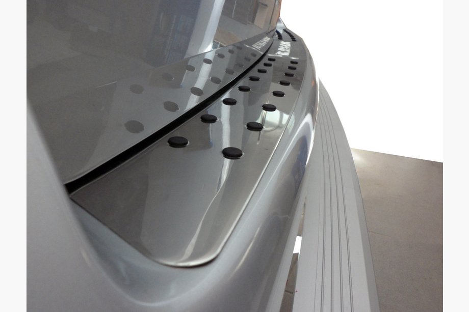 Volkswagen T5 Multivan 2003–2010 Nerezová lišta na zadný nárazník s čiernymi vložkami Image