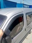 Peugeot Partner 1996–2008 Čierne okenné deflektory (2 ks, DDU-Aomis) fotografia 3