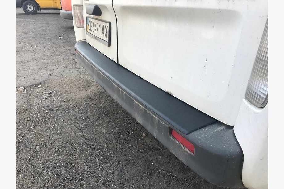 Opel Vivaro 2001–2015 Ochranná lišta zadného nárazníka DDU (ABS) Fotografia 3