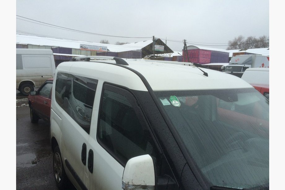 Opel Combo 2012–2018 Chrómové strešné lyžiny Maxi, liatinové pätky Fotografia 4