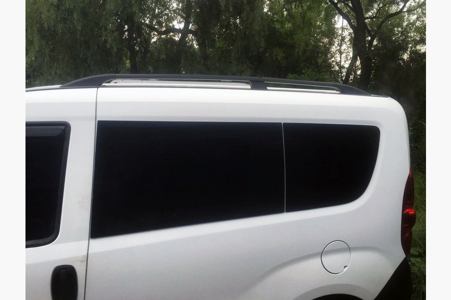 Opel Combo 2012–2018 Čierne strešné lyžiny Image