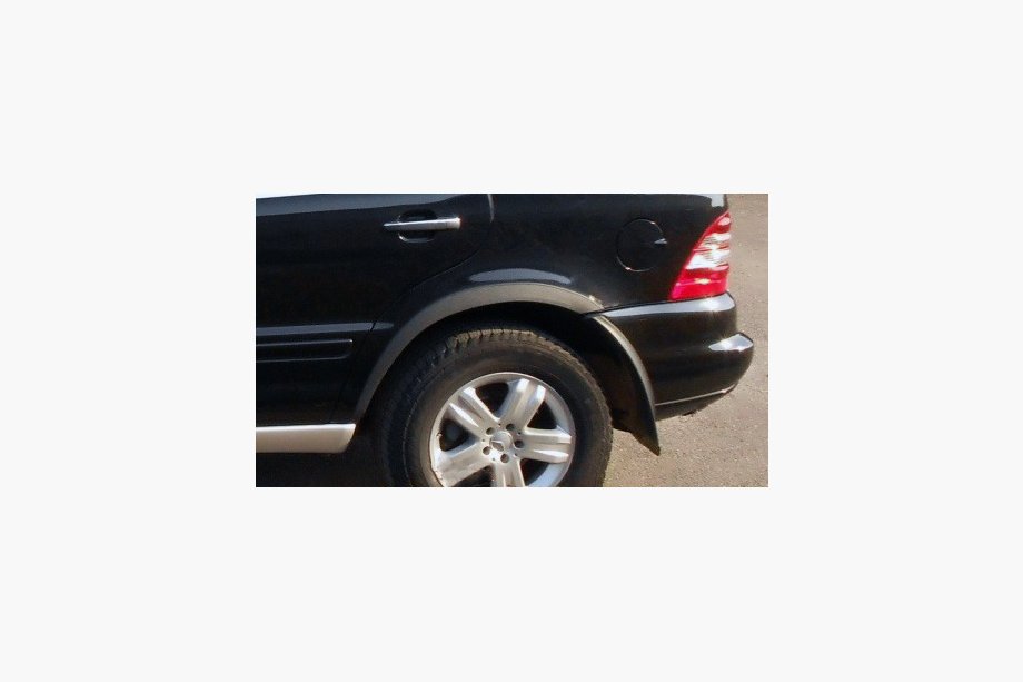 Mercedes ML W163 1997–2005 Lemy blatníkov (4 ks, čierny kov) Image