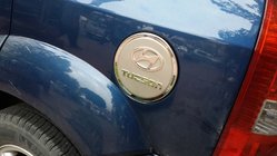 Hyundai Tucson JM 2004– Nerezový kryt dvierok palivovej nádrže fotografia 5