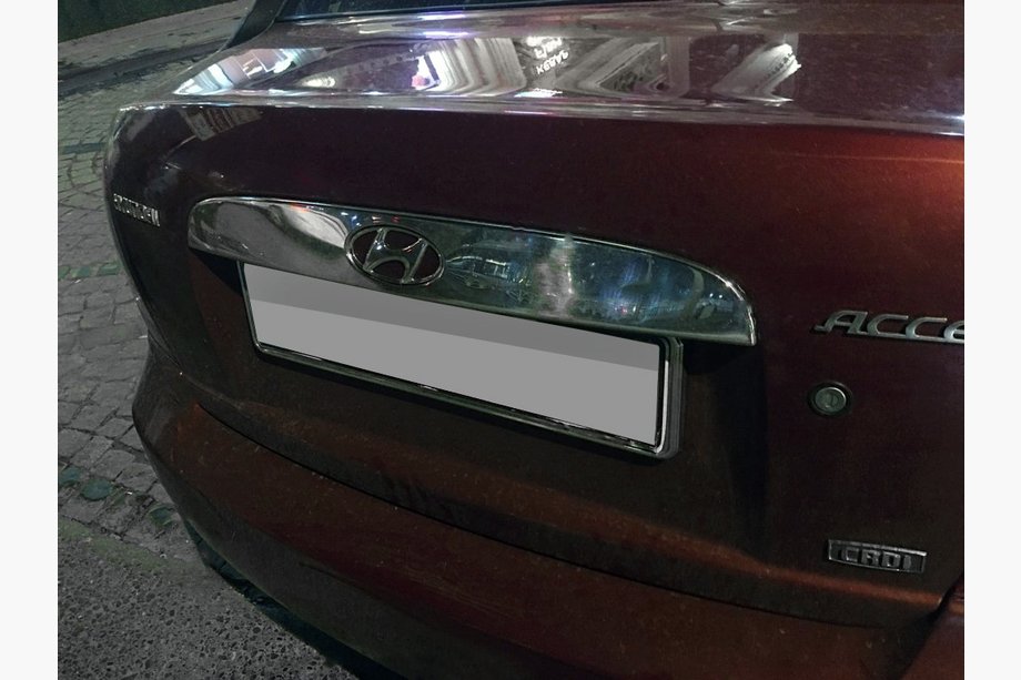 Hyundai Accent 2006–2010 Nerezová ozdobná lišta nad ŠPZ Image