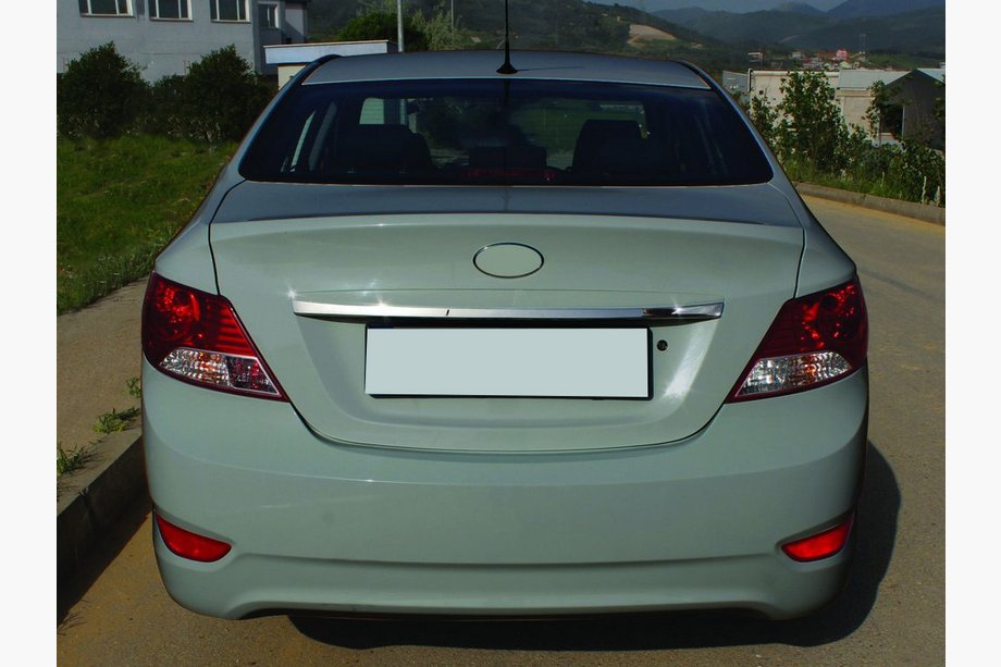 Hyundai Accent 2011–2017 Nerezová ozdobná lišta nad ŠPZ OmsaLine – talianska nehrdzavejúca oceľ Image