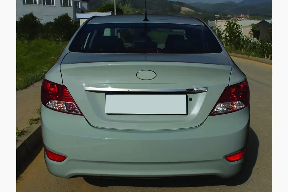 Hyundai Accent 2011–2017 Nerezová ozdobná lišta nad ŠPZ Image