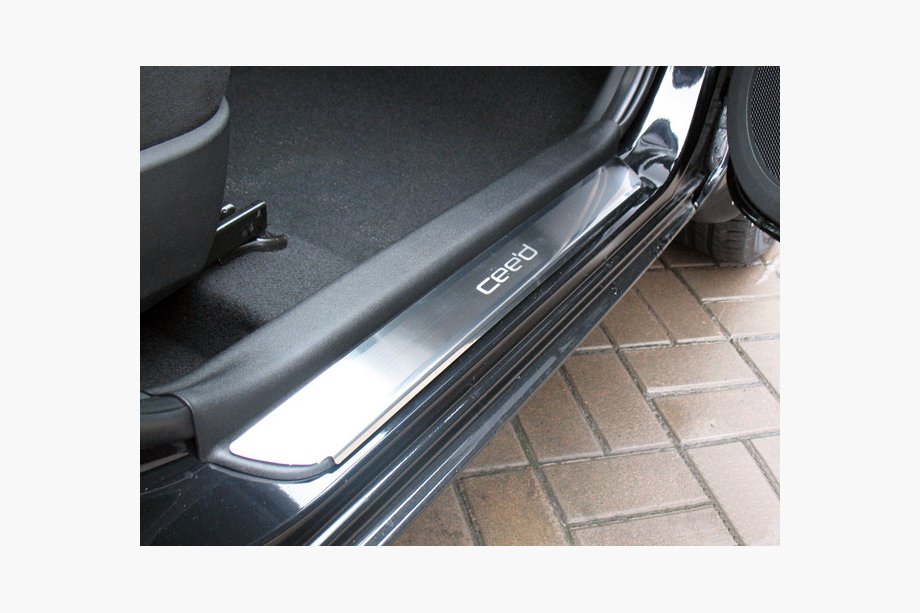 Kia Ceed 2007–2012 Nerezové prahové lišty Nataniko (4 ks) Štandard – lepiaca páska Lohmann, 0,5 mm Image