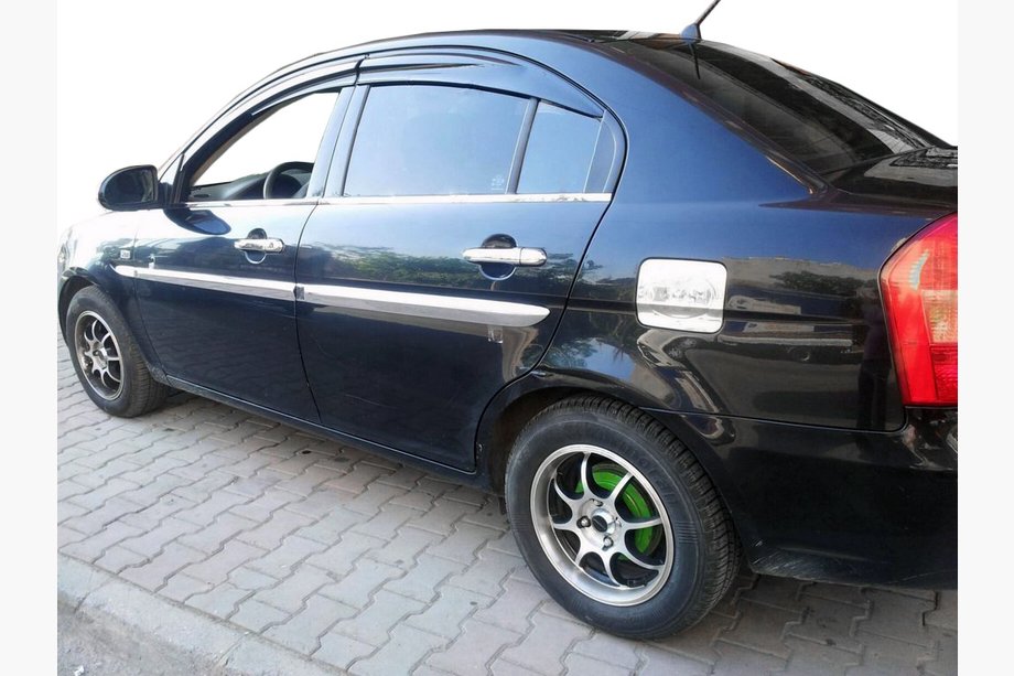 Hyundai Accent 2006–2010 Vonkajšie nerezové lišty okien (4 ks) Image