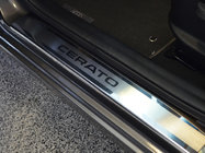 Kia Cerato 1 2004–2009 Nerezové prahové lišty Nataniko (4 ks) Štandard – lepiaca páska Lohmann, 0,5 mm fotografia 1