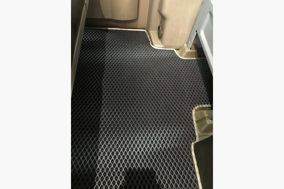 Volkswagen Crafter 2006–2016 Rohože 2. radu pre originál nákladno-osobnú verziu (EVA, čierne) Image