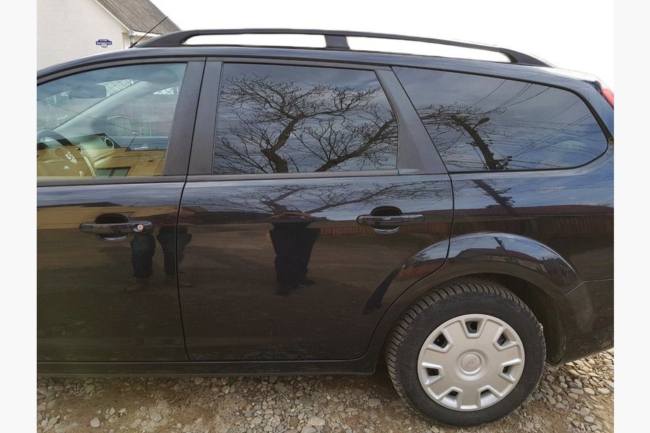 Ford Focus II 2008–2011 Hliníkové strešné lyžiny (Caravan, čierne) Image