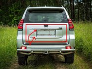 Toyota Land Cruiser Prado 150 2009–2023 Chrómová lišta nad ŠPZ (dizajn 2018) Plastový kryt (vanička) fotografia 1