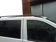 Mercedes Viano 2004–2014 Čierne strešné lyžiny CAN Originálny dizajn (kovové nohy) Stredný rázvor (Long) fotografia 1
