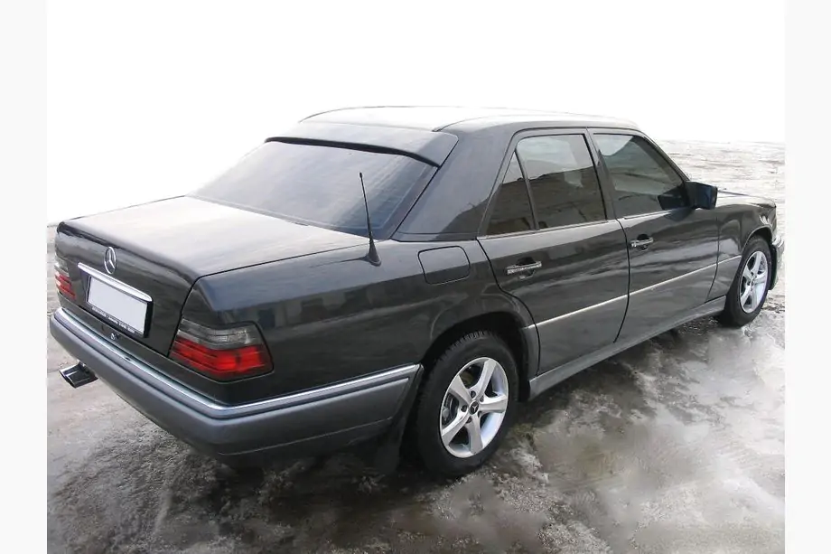 Mercedes E-trieda W124 1984–1997 Spojler na zadné sklo (sklolaminát, na lakovanie) Image