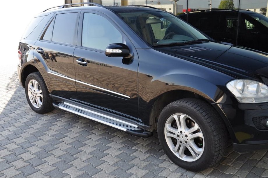 Mercedes ML W164 2005–2011 Bočné nášľapy Allmond Grey (2 ks, hliník) Fotografia 1