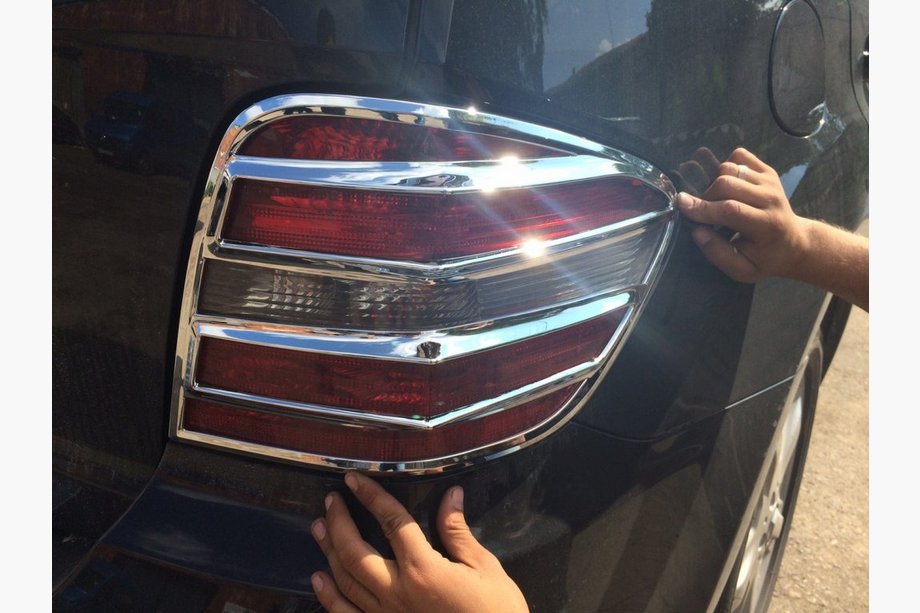 Mercedes ML W164 2005–2011 Chrómové kryty brzdových svetiel (2 ks, plast) Image