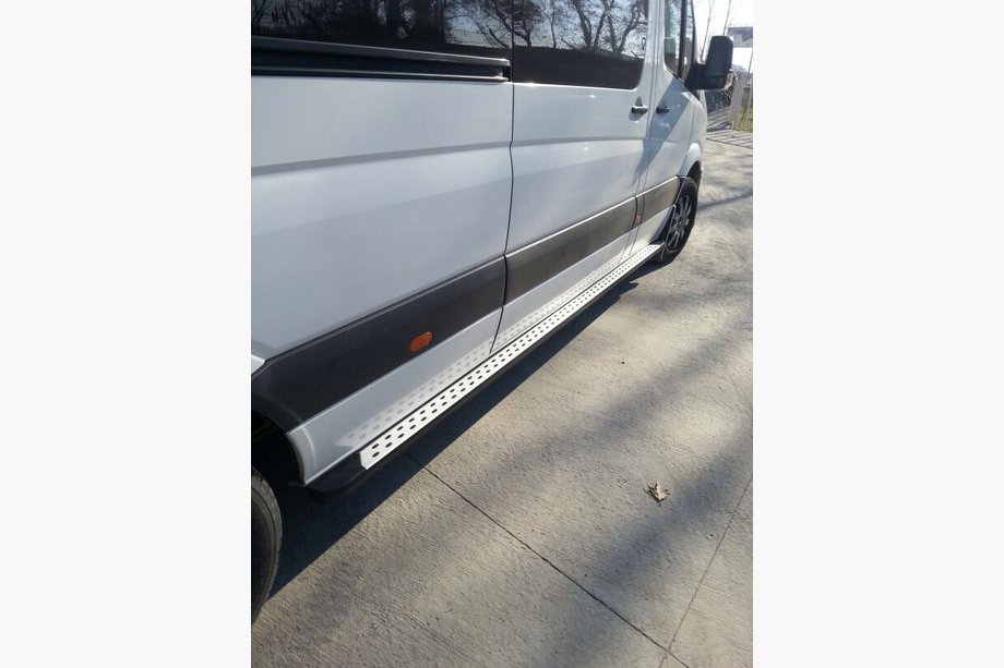 Volkswagen Crafter 2006–2016 Bočné nášľapy DOT-Line (2 ks, hliník) Stredný rázvor Fotografia 2