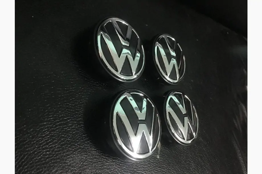 Volkswagen Passat CC 2008–2017 Stredové krytky na alu disky (4 ks) Fotografia 2