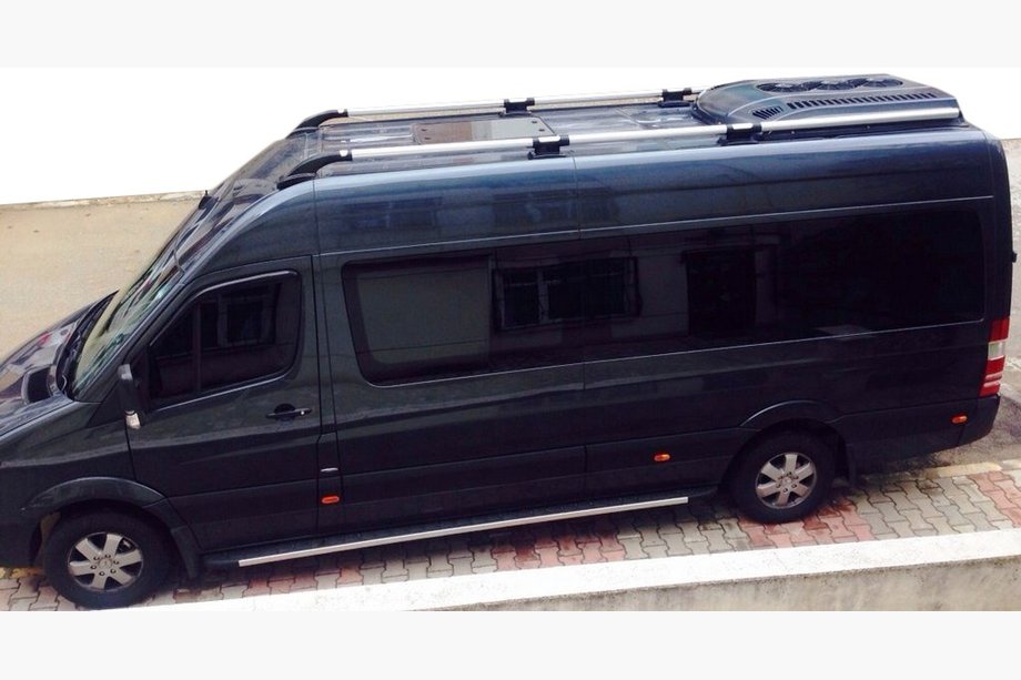 Mercedes Sprinter W906 2006–2018 Strešné lyžiny Shark (čierne pätky) Image