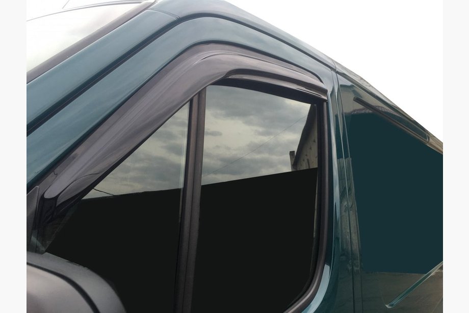 Mercedes Sprinter W906 2006–2018 Lepiace okenné deflektory (2 ks, Aomis) Image