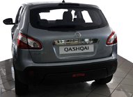 Nissan Qashqai 2010–2014 Nerezová ozdobná lišta nad ŠPZ S tlačidlom, OmsaLine – talianska nehrdzavejúca oceľ fotografia 1