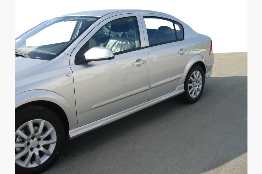 Opel Astra H 2004–2013 Bočné prahy Sedan (na lakovanie) Image