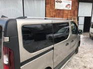 Renault Trafic 2015– Chrómové strešné lyžiny Krátka, plastové pätky fotografia 3