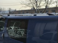 Opel Vivaro 2001–2015 Chrómové strešné lyžiny Krátka, plastové pätky fotografia 5