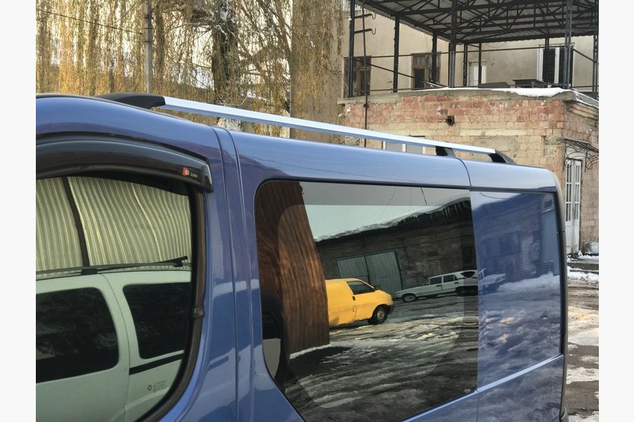 Nissan Primastar 2002–2014 Chrómové strešné lyžiny Krátky rázvor, kovové pätky Fotografia 5